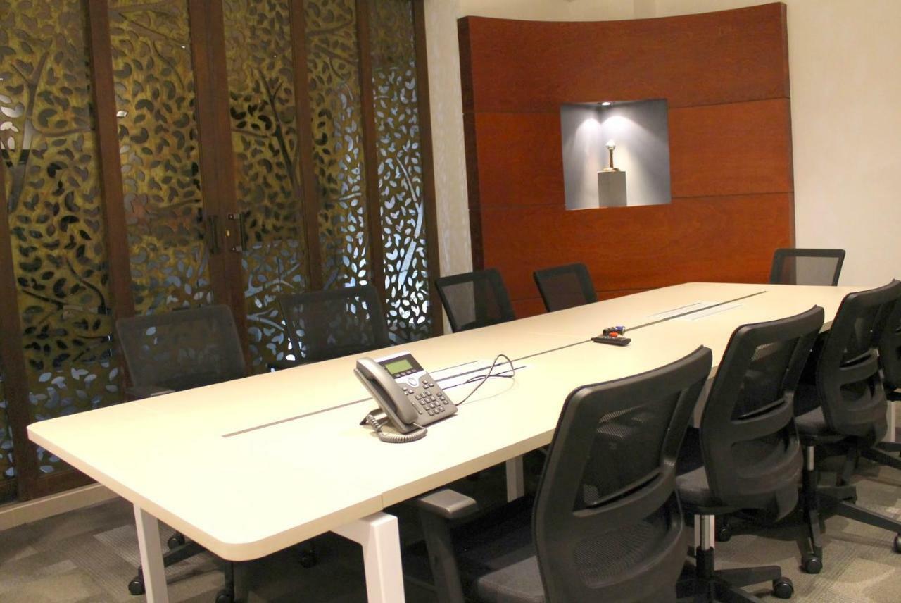Quo Quality Hotel Manizales Exterior photo A conference room equipped with a videoconferencing system