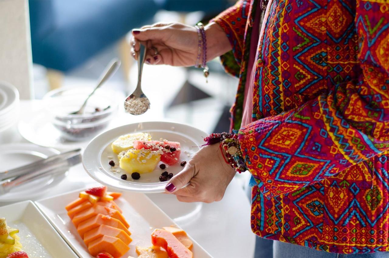 Quo Quality Hotel Manizales Exterior photo A woman using a spoon